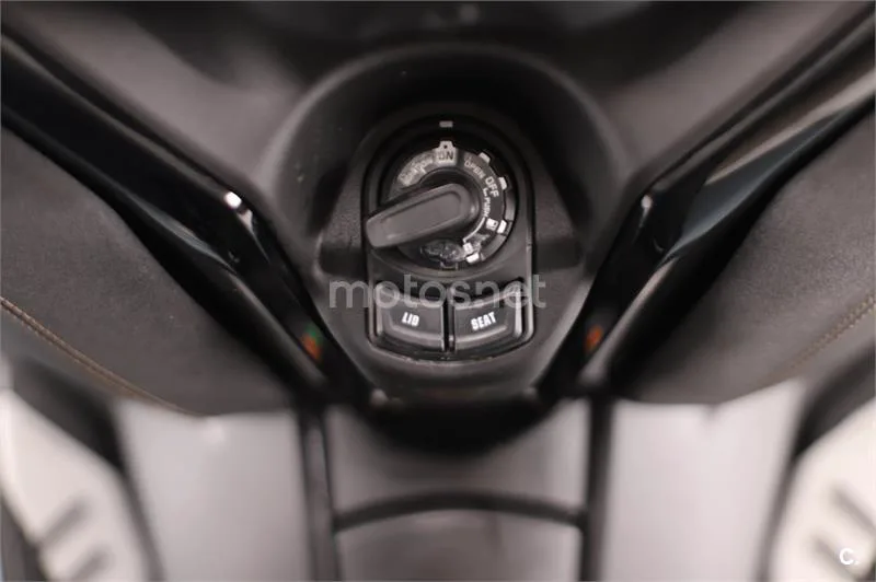Yamaha XMAX 300 – Vista 7