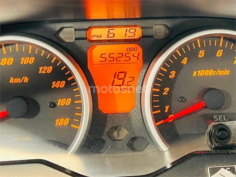 Suzuki Burgman 400 – Vista 9