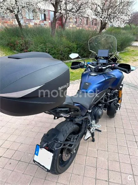 Yamaha Niken – Vista 13