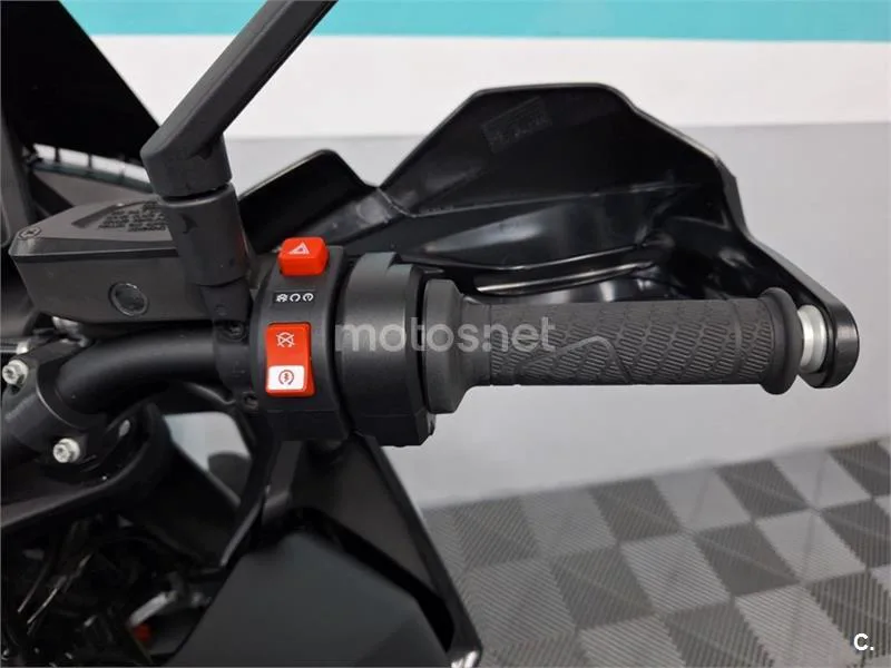 KTM 890 – Vista 12