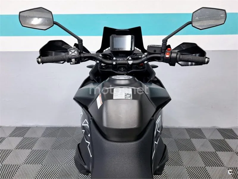 KTM 890 – Vista 8