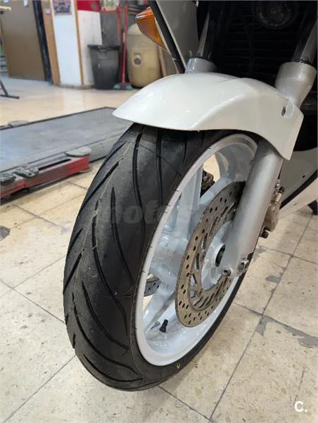 Honda VFR 750 – Vista 13