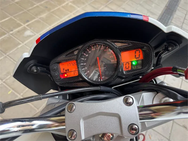 Suzuki GSR 600 – Vista 10