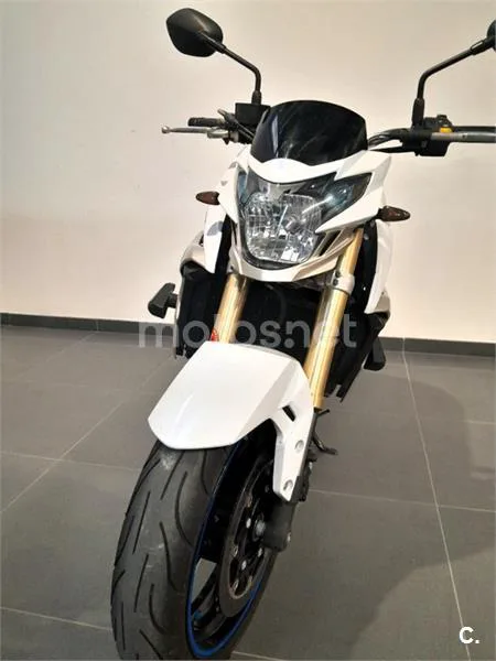 Suzuki GSR 750 – Vista 3