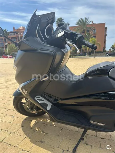 Yamaha TMAX – Vista 11