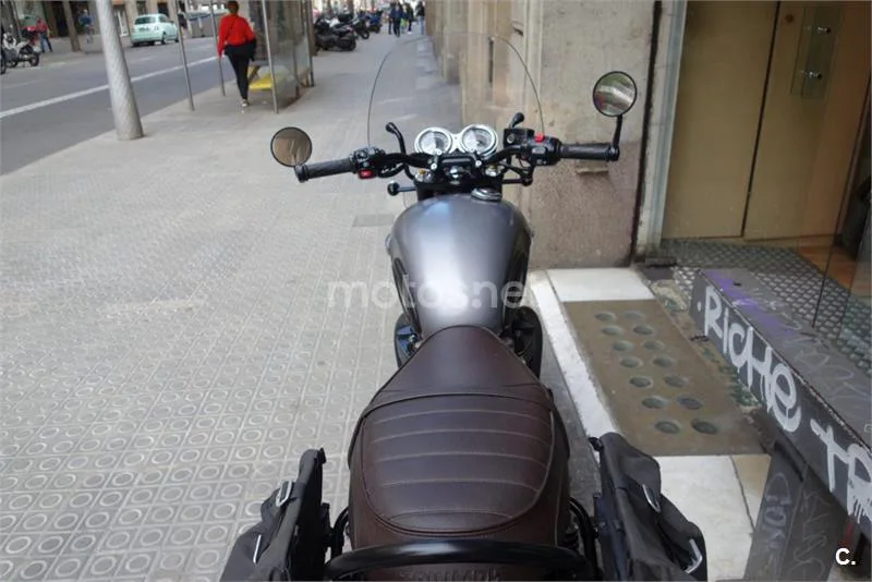 Triumph Bonneville – Vista 9