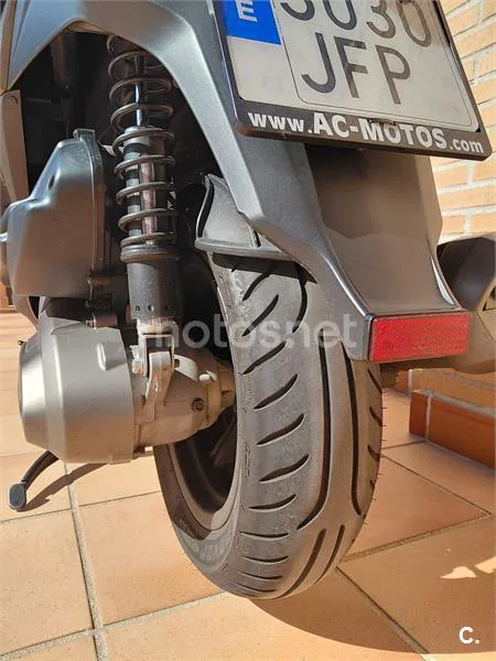 Kawasaki J 300 – Vista 8