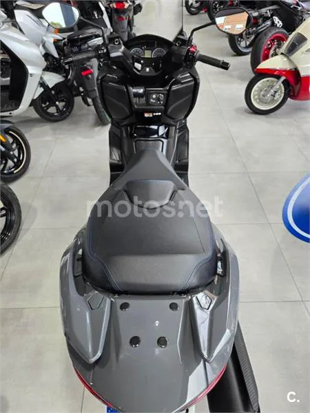 Suzuki Burgman 400 – Vista 12