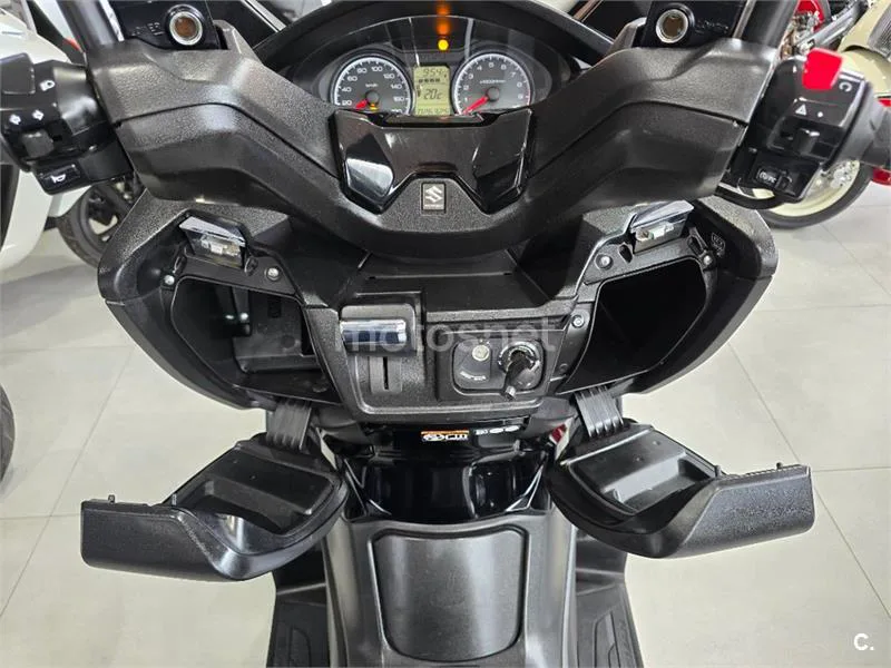 Suzuki Burgman 400 – Vista 16