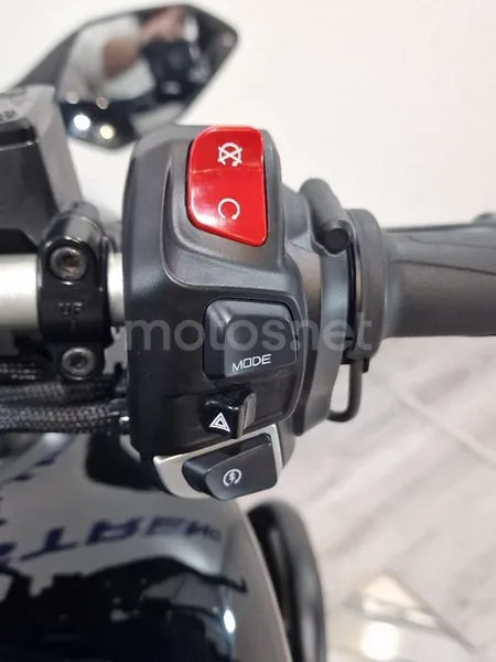 Yamaha Niken – Vista 13