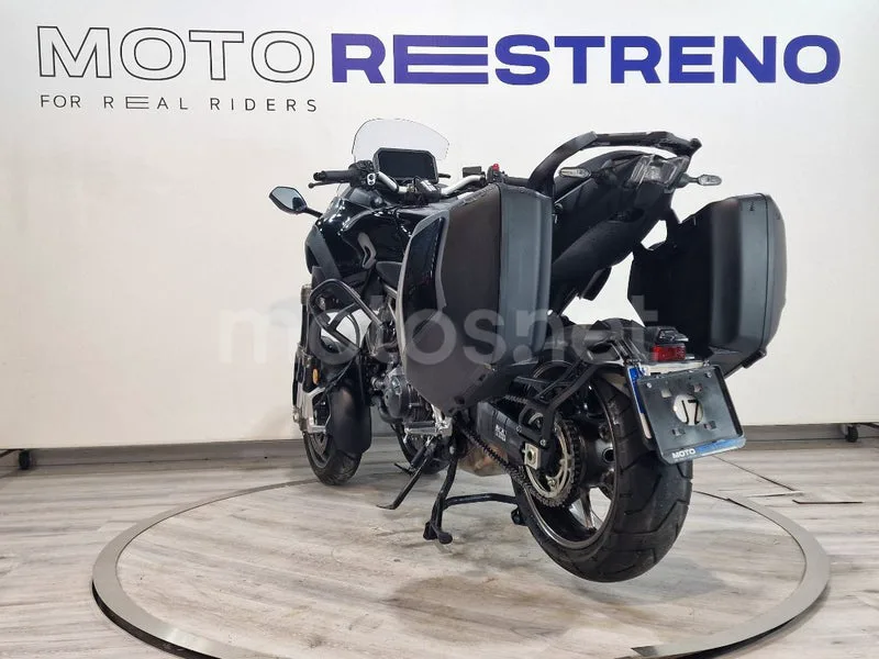 Yamaha Niken – Vista 3