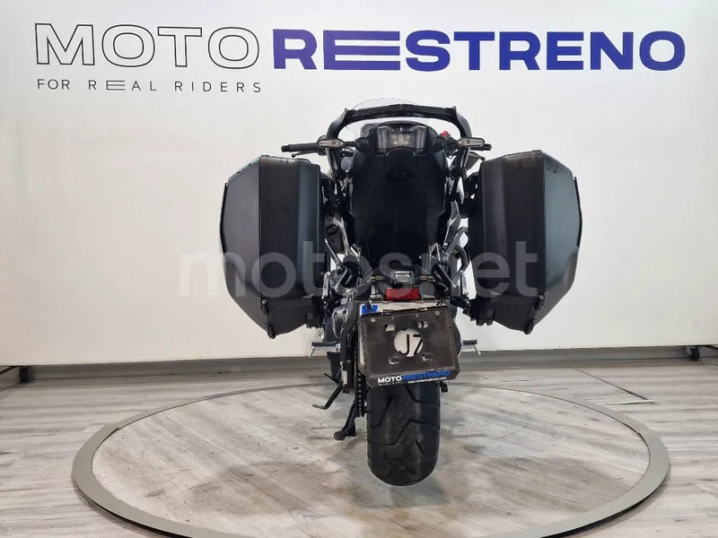 Yamaha Niken – Vista 9