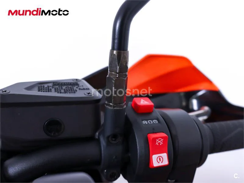KTM 890 – Vista 17