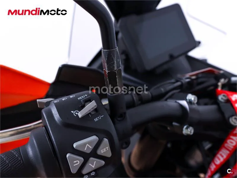 KTM 890 – Vista 20