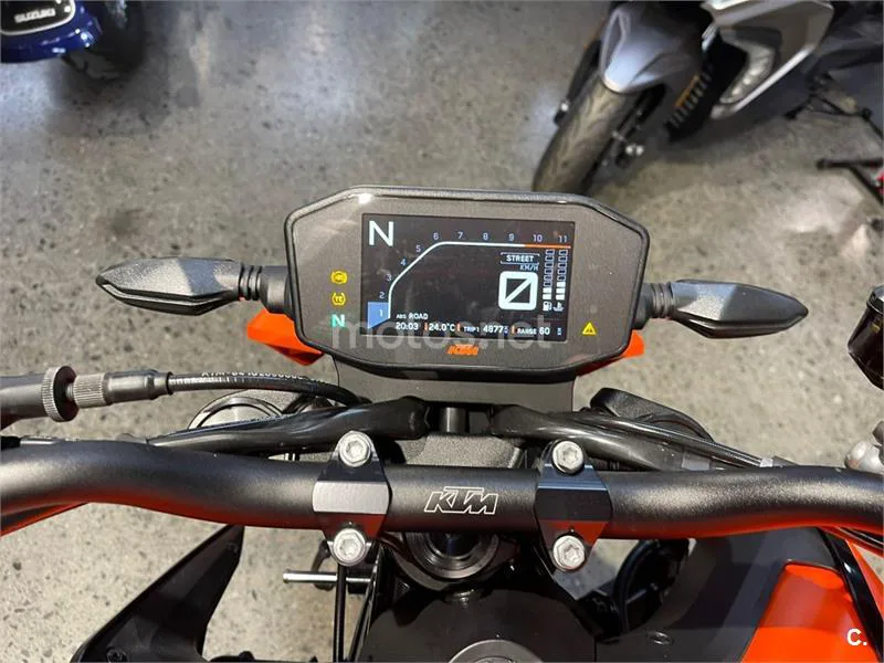 KTM 890 – Vista 4