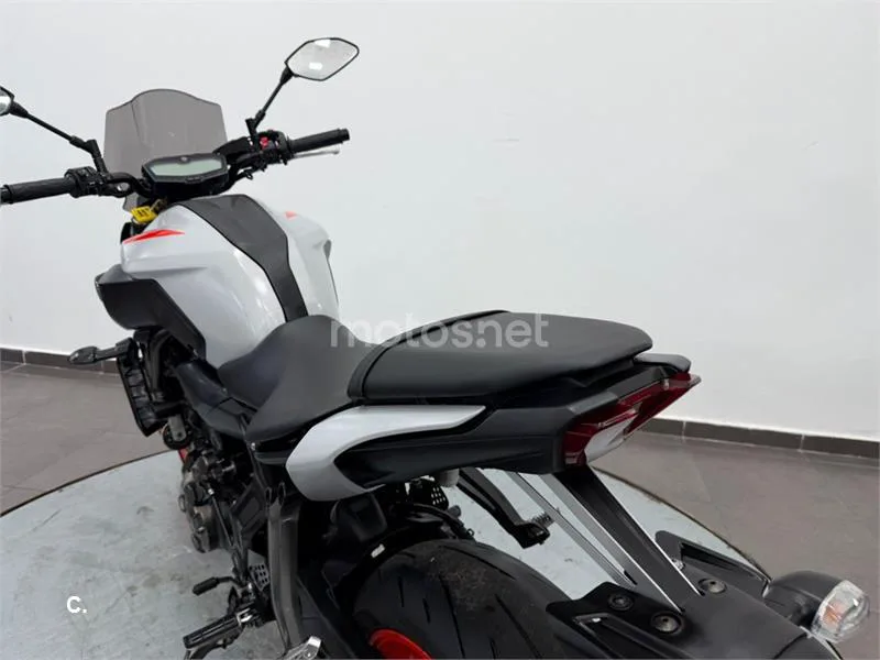 Yamaha MT-07 – Vista 16