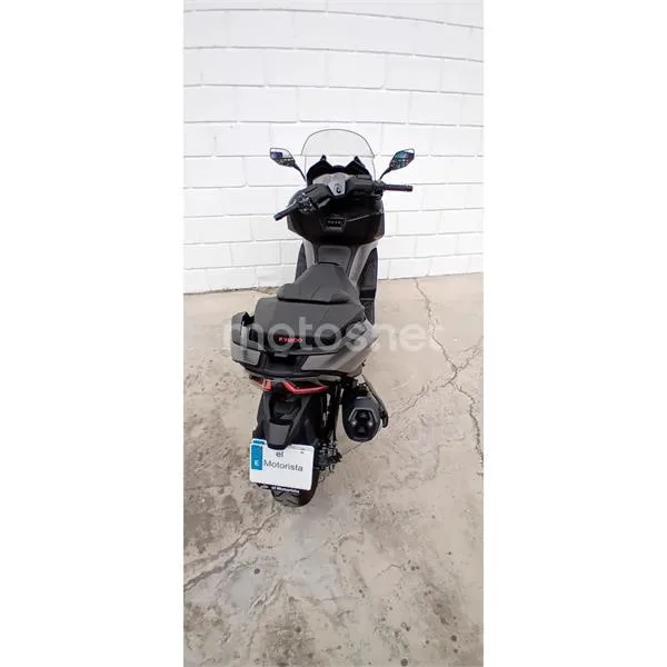 Kymco AK 550 – Vista 4