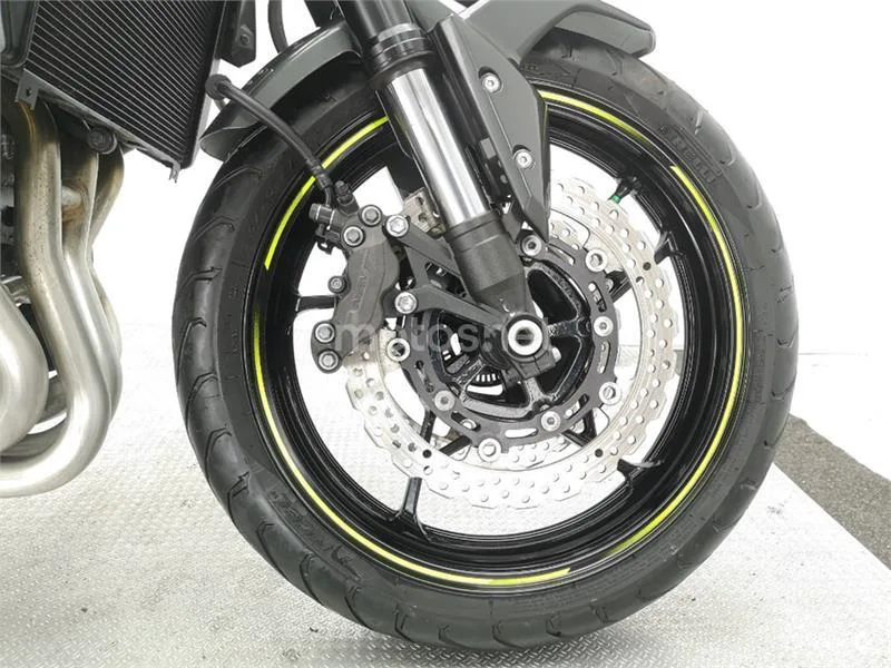 Kawasaki Z900 – Vista 11
