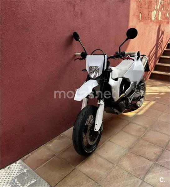 Husqvarna 701 Supermoto – Vista 3