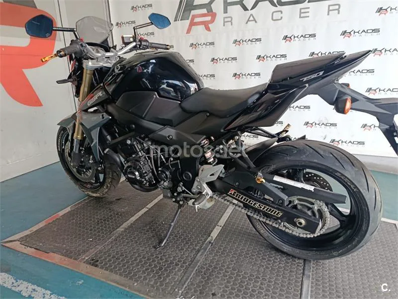 Suzuki GSR 750 – Vista 11