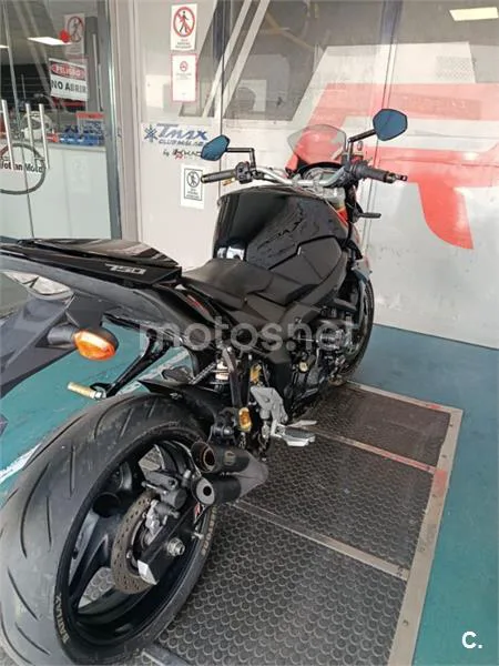 Suzuki GSR 750 – Vista 7
