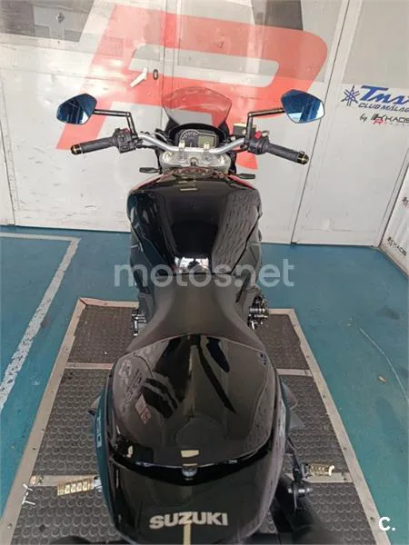 Suzuki GSR 750 – Vista 8