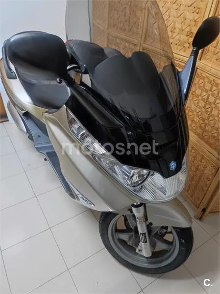 Piaggio X8 200 – Vista 3