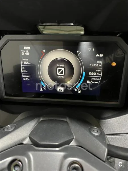 Yamaha TMAX – Vista 9