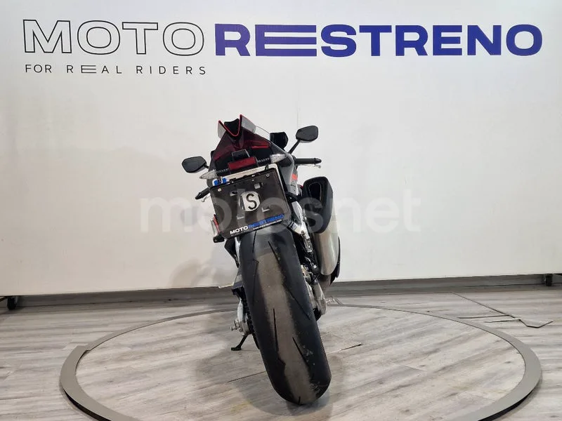 Aprilia RSV4 Factory – Vista 9