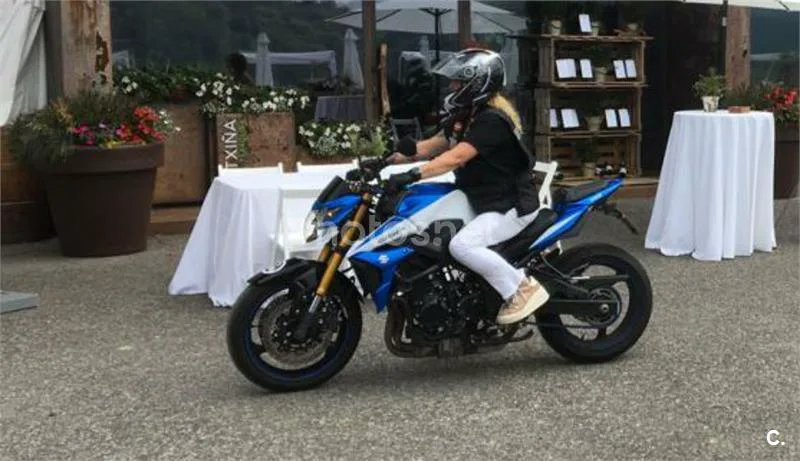 Suzuki GSR 750 – Vista 5
