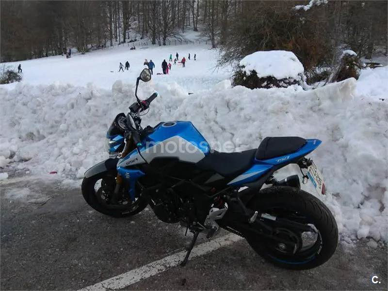 Suzuki GSR 750 – Vista 6