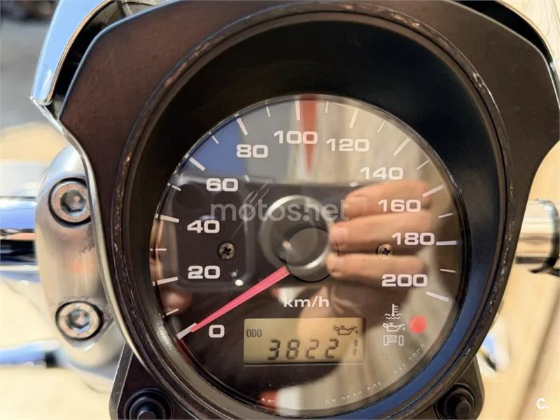 Suzuki Intruder M800 – Vista 12