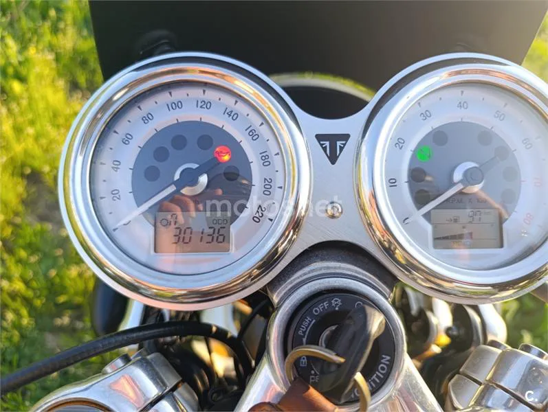 Triumph Thruxton – Vista 8