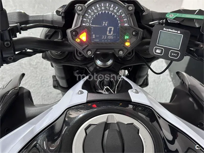 Kawasaki Z900 – Vista 23
