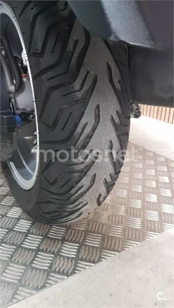 Suzuki Burgman 400 – Vista 36