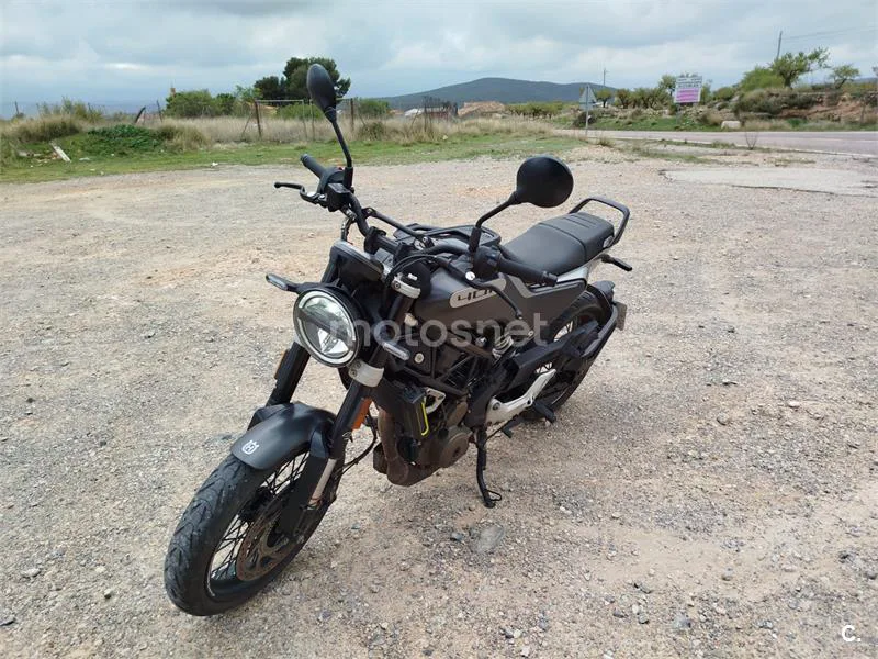 Husqvarna Svartpilen 401 – Vista 5