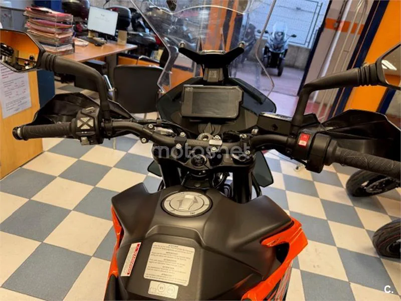 KTM 890 – Vista 12