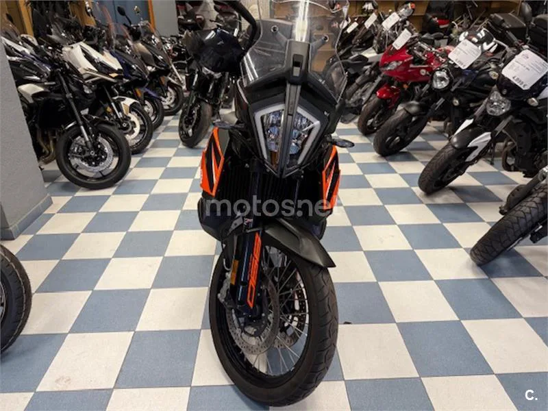 KTM 890 – Vista 13
