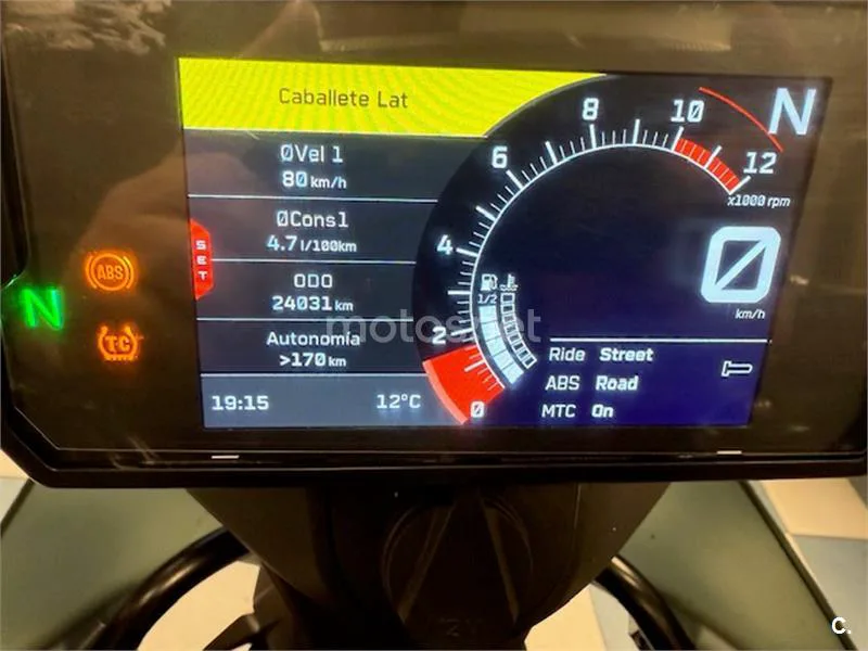 KTM 890 – Vista 14