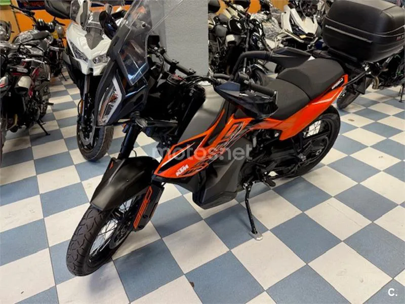 KTM 890 – Vista 4