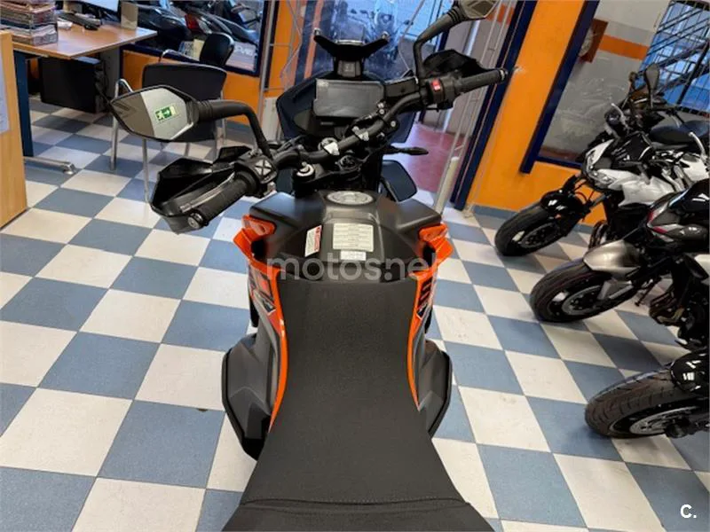 KTM 890 – Vista 6