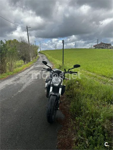 Ducati Monster 821 – Vista 2