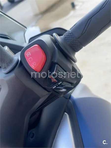 Yamaha XMAX 300 – Vista 11