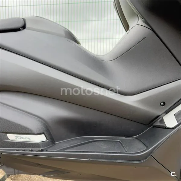 Yamaha TMAX – Vista 9