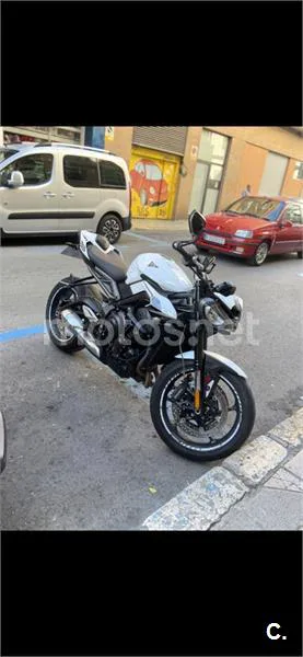 Triumph Street Triple 765 – Vista 9