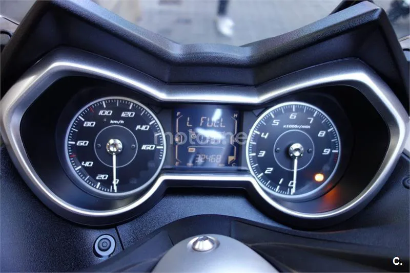 Yamaha XMAX 300 – Vista 7