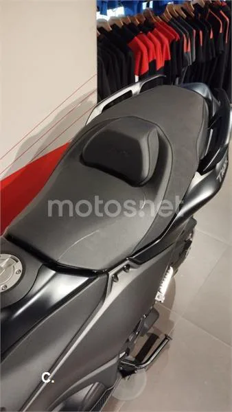 Yamaha TMAX – Vista 14