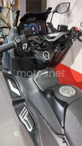 Yamaha TMAX – Vista 15
