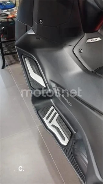 Yamaha TMAX – Vista 17