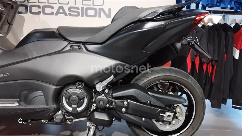 Yamaha TMAX – Vista 18